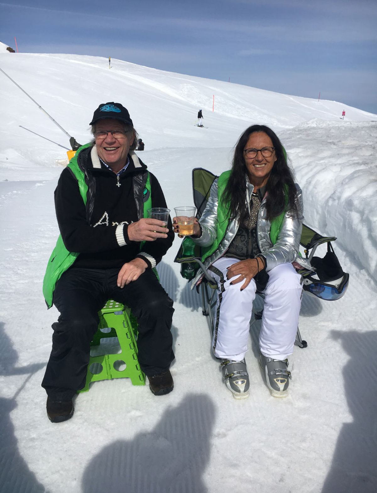 Guido und Margrit Lindemann Inhaber Lindemann's Overtime Bar stossen beim Apéro an im Winter