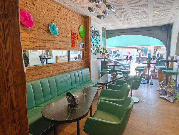 Man sieht die gemütliche Lounge-Ecke der Overtime Bar mit Sicht auf den Postplatz