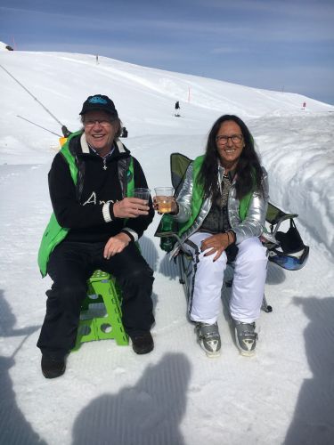Guido und Margrit Lindemann Inhaber Lindemann's Overtime Bar stossen beim Apéro an im Winter