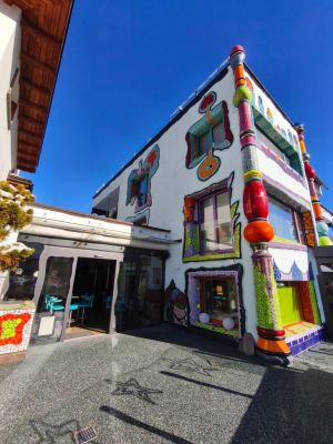 Hier sieht man die Terrasse der Stage1 mit Sicht an die Fassade des Hotel Lindemann.