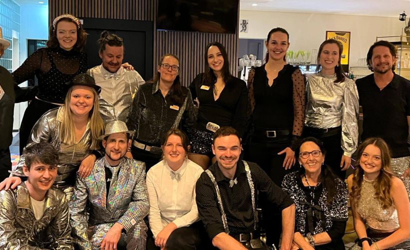 Teamfoto Silvester 2024-2025 in der Lindemanns TryOut-Bar vom Overtime-Team