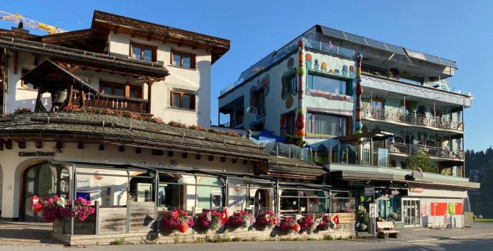 Terrasse Overtime Ansicht mit Hotel Lindemann und Il Cural im Sommer mit Blumen.